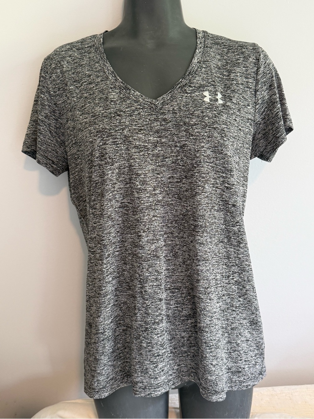 Under Armour loose fit Black Heather V-Neck ladies Short Sleeve Tee size medium